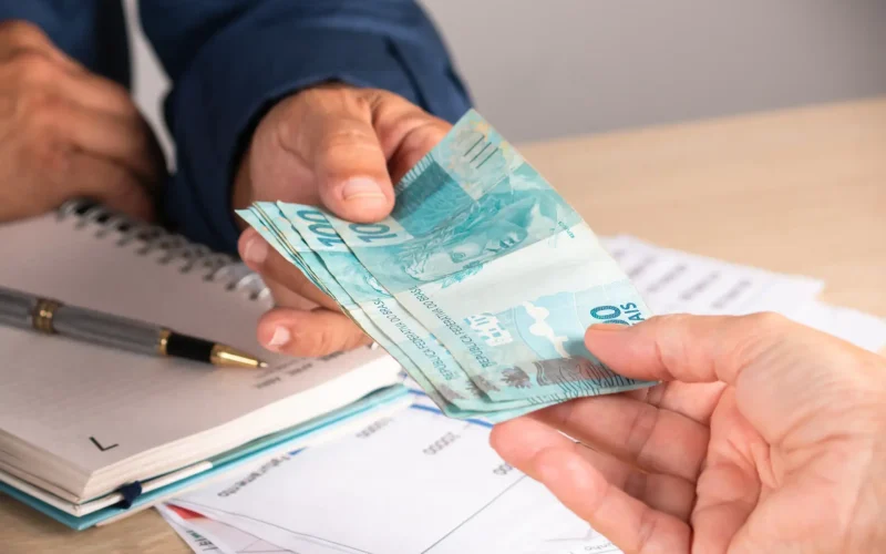 Salário mínimo pode ir a R$ 1.521 em 2025 com nova previsão de inflação