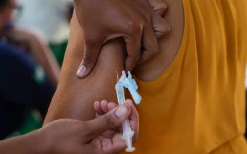 Secretaria de Saúde convoca municípios para reforçar vacinação de alunos na Paraíba