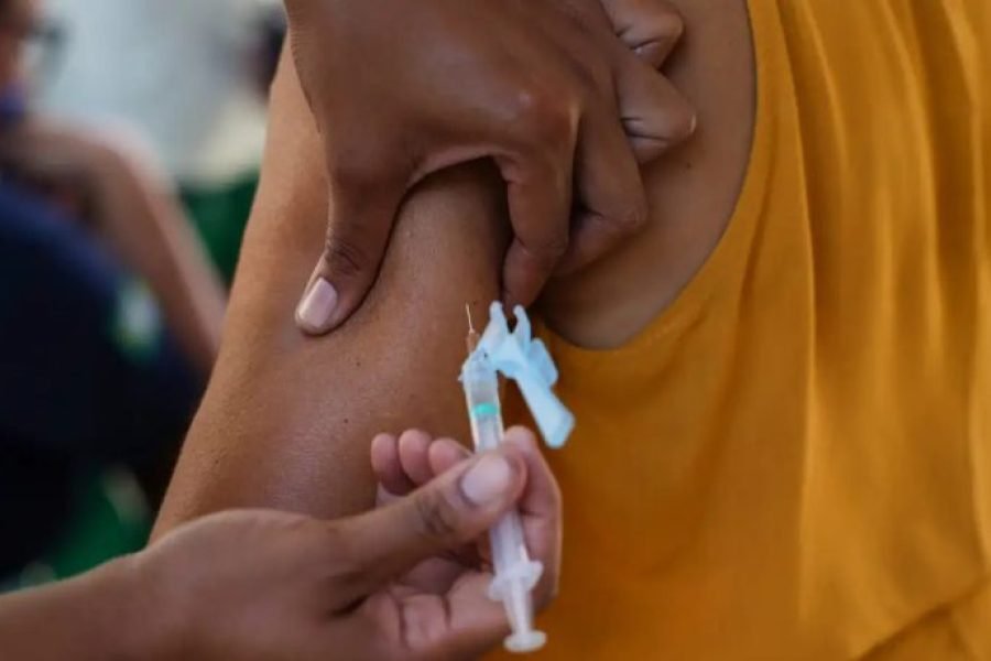 Secretaria de Saúde convoca municípios para reforçar vacinação de alunos na Paraíba